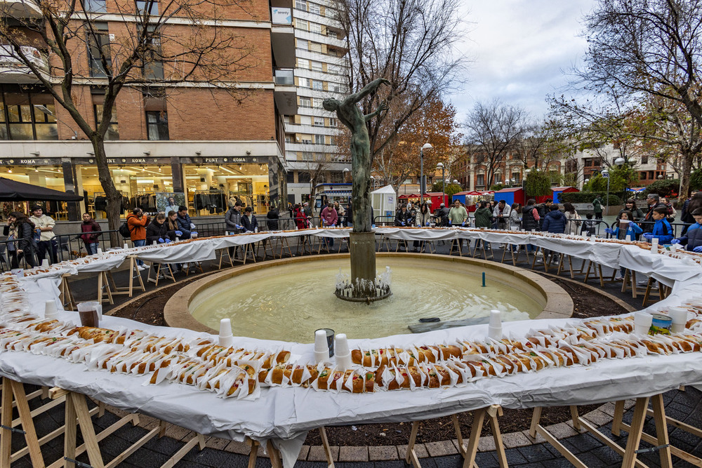 El Prendimiento dispensa 700 raciones de su roscón solidario