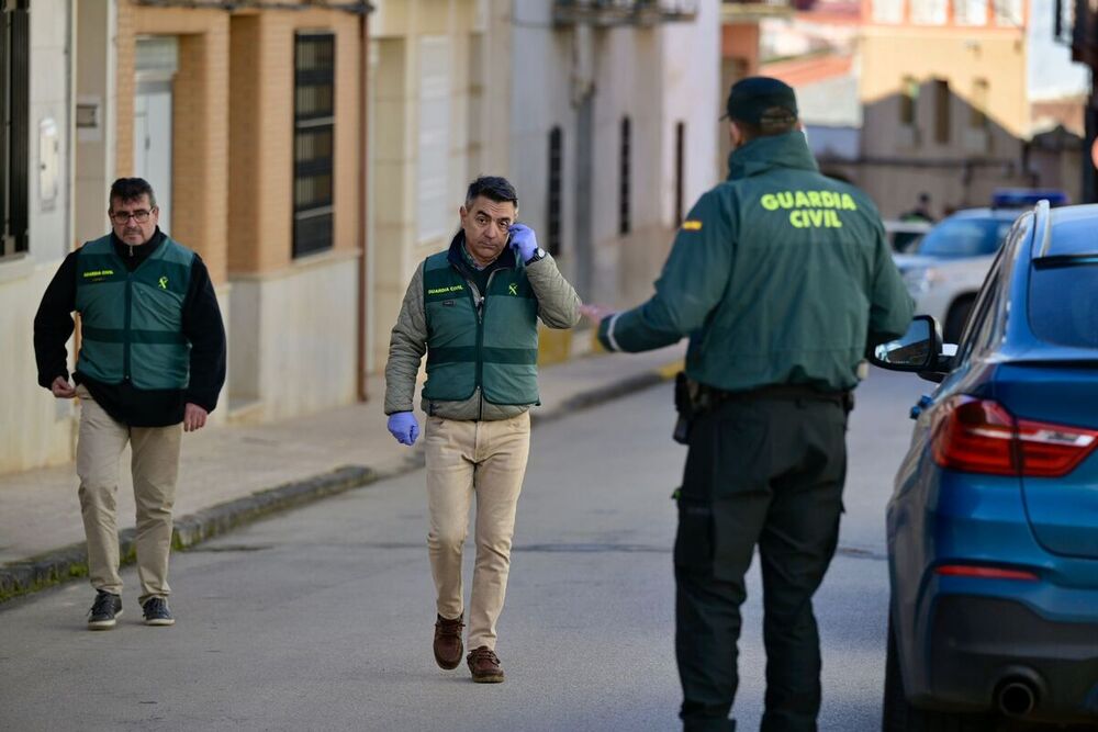 Guardia civiles en la calle donde han sucedido los hechos.