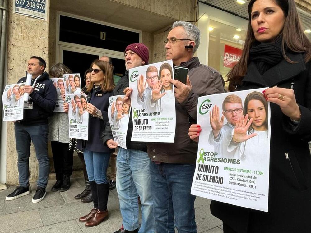 Una veintena de personas se concentra a las puertas del CSIF para condenar la agresión a médicos extracomunitarios.