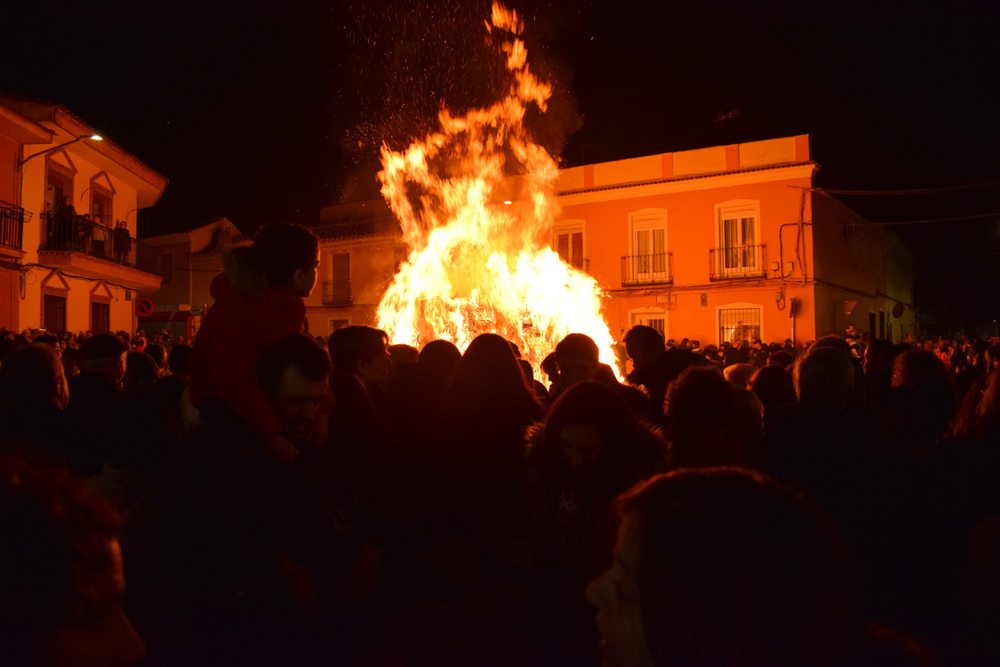 Multitudinaria hoguera para homenajear a la Virgen de la Paz