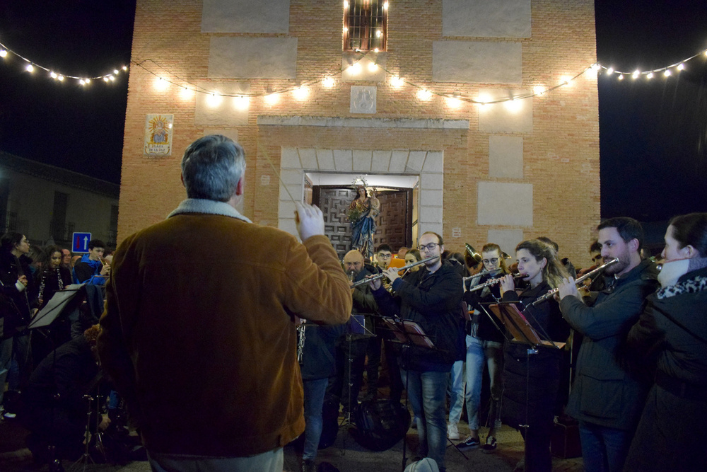 Multitudinaria hoguera para homenajear a la Virgen de la Paz