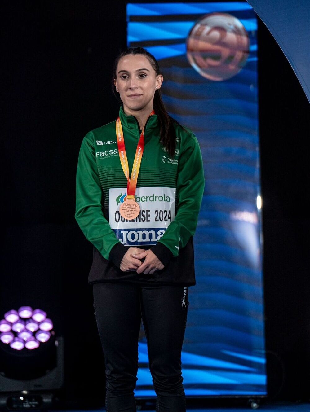 Paula Sevilla, en el podio de los 200 metros lisos. 