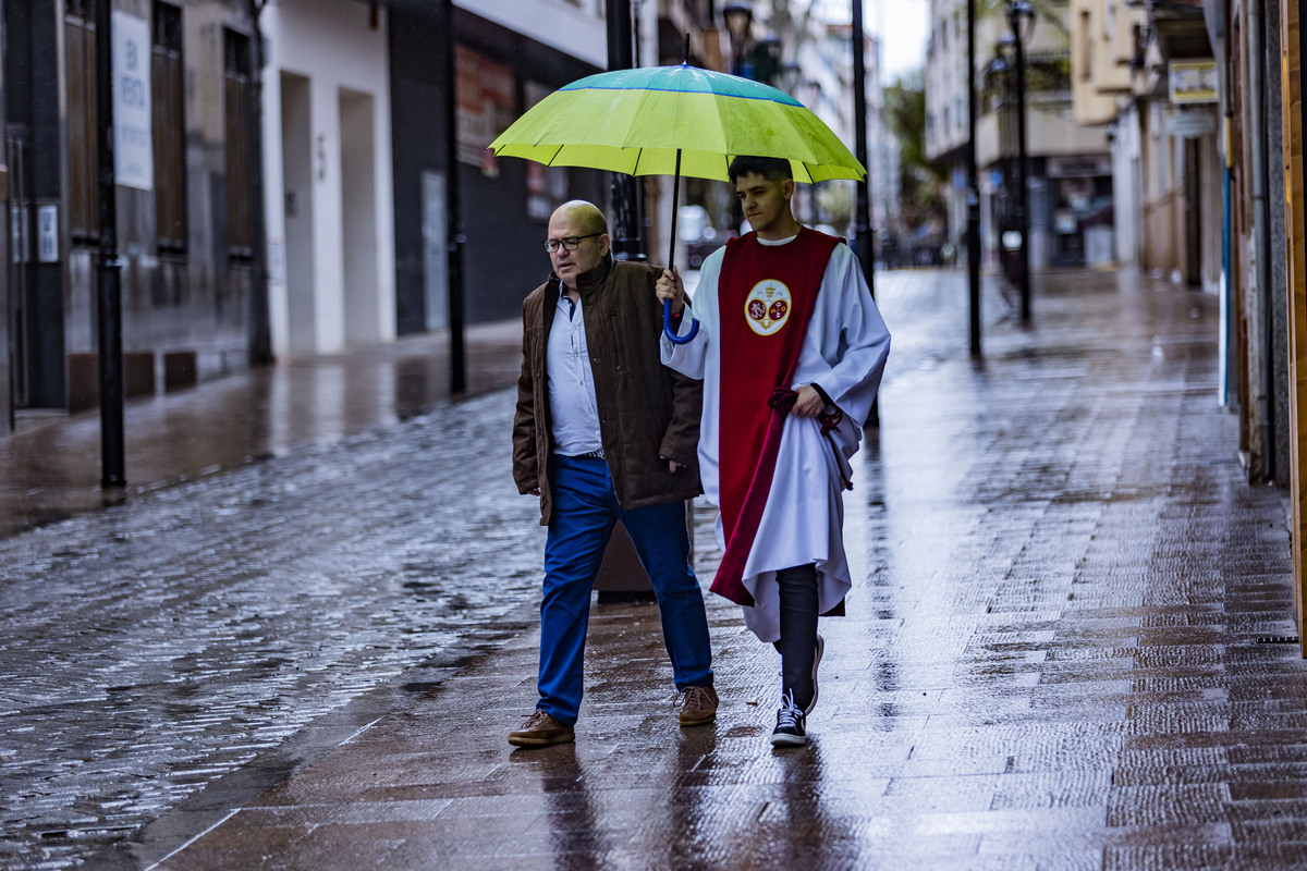 SEMANA SANTA, PROCESIÓN DEL VIERNES POR LA MAÑANA DE LA ORACÓN EN EL HUERTO,, LAS TRES CRUCES QUE SALE DE SAN PEDRO, SUPENDIDA POR LA LLUVIA,, AGUA EN SEMANA SANTA, PROCESIÓN DE LA ORACIÓN EN EL HUERTO SUSÈNDIDA POR LA LLUVIA  / RUEDA VILLAVERDE