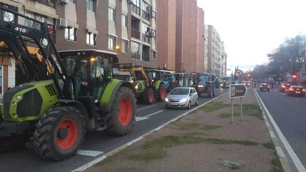 Los tractores, a su paso por la Ronda Santa María.