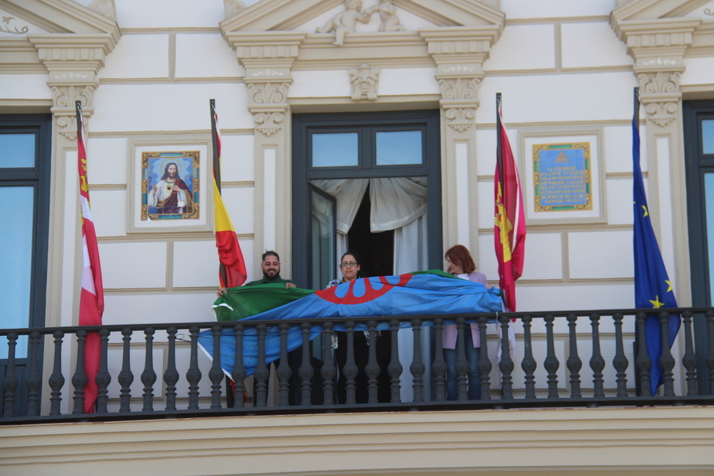 Alcázar iza la bandera gitana reivindicativa 