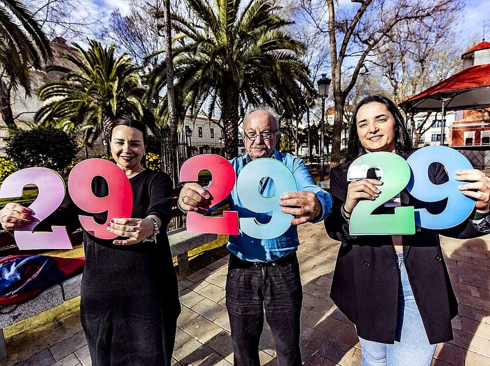 Ana Donoso (i), Esteban Hidalgo y Patricia León (d) celebran el año bisiesto con ‘La Tribuna’.