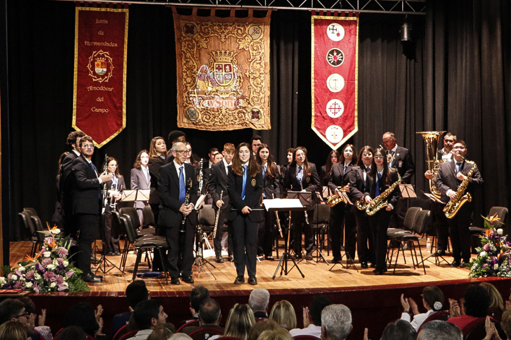 Integrantes de la Escuela Municipal de Música saludan al término de su recital.