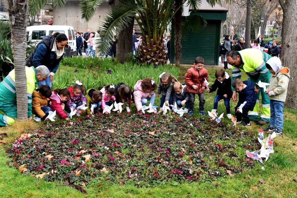 Los escolares plantan molinillos en el Paseo de San Gregorio 