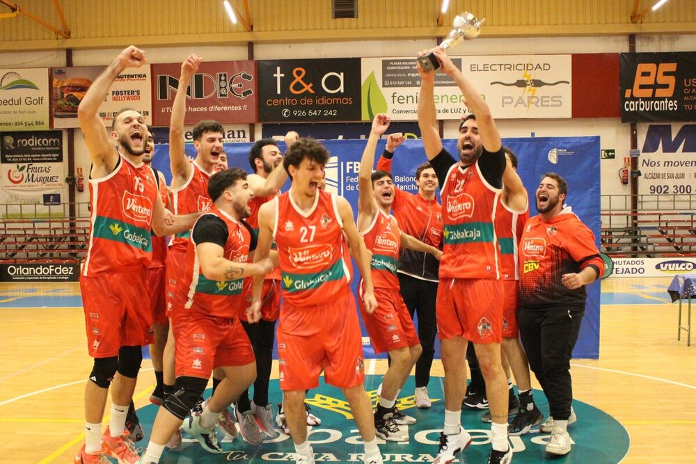 El Villarrobledo festeja el título.