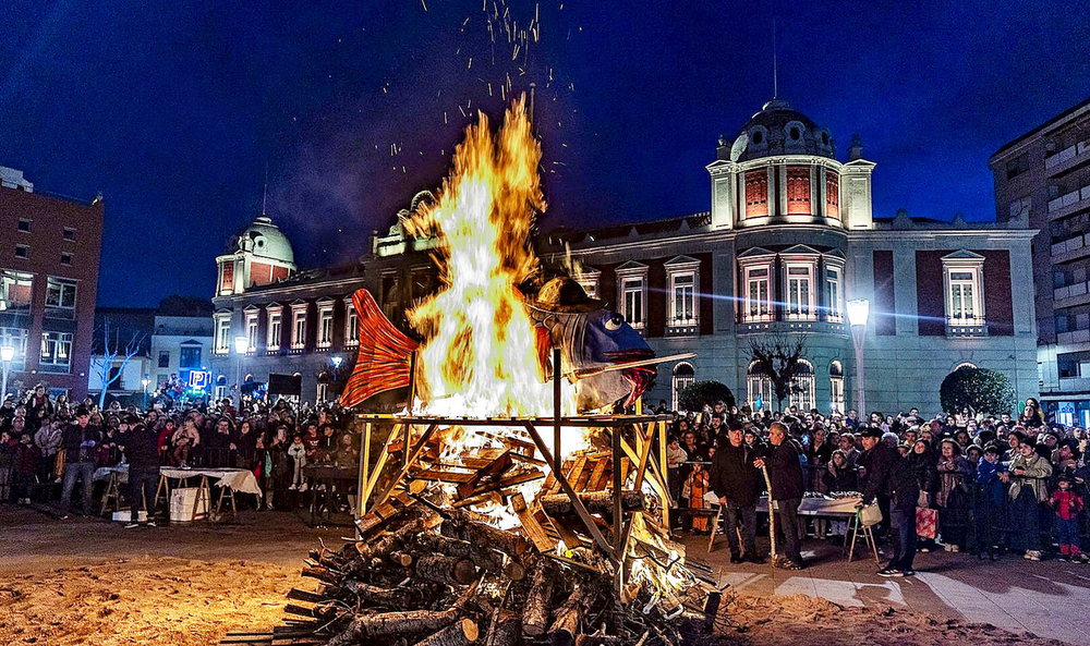 La Sardina arde en la Plaza de la Constitución ante la atenta mirada de centenares de vecinos que esperan para degustar sardinas asadas.