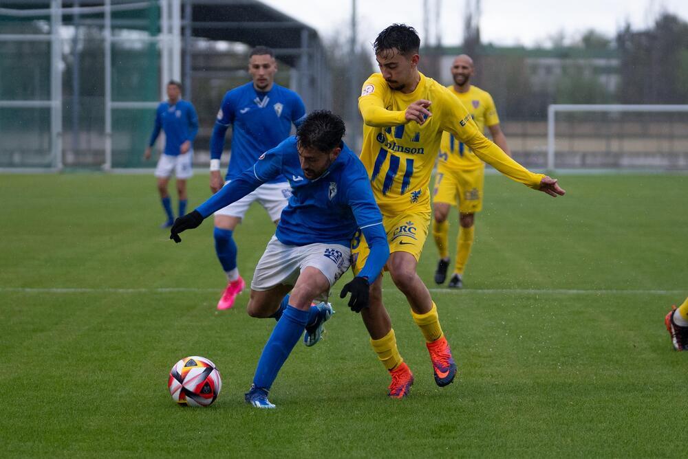 Carlos Jiménez, desequilibrado, intenta defender un balón.