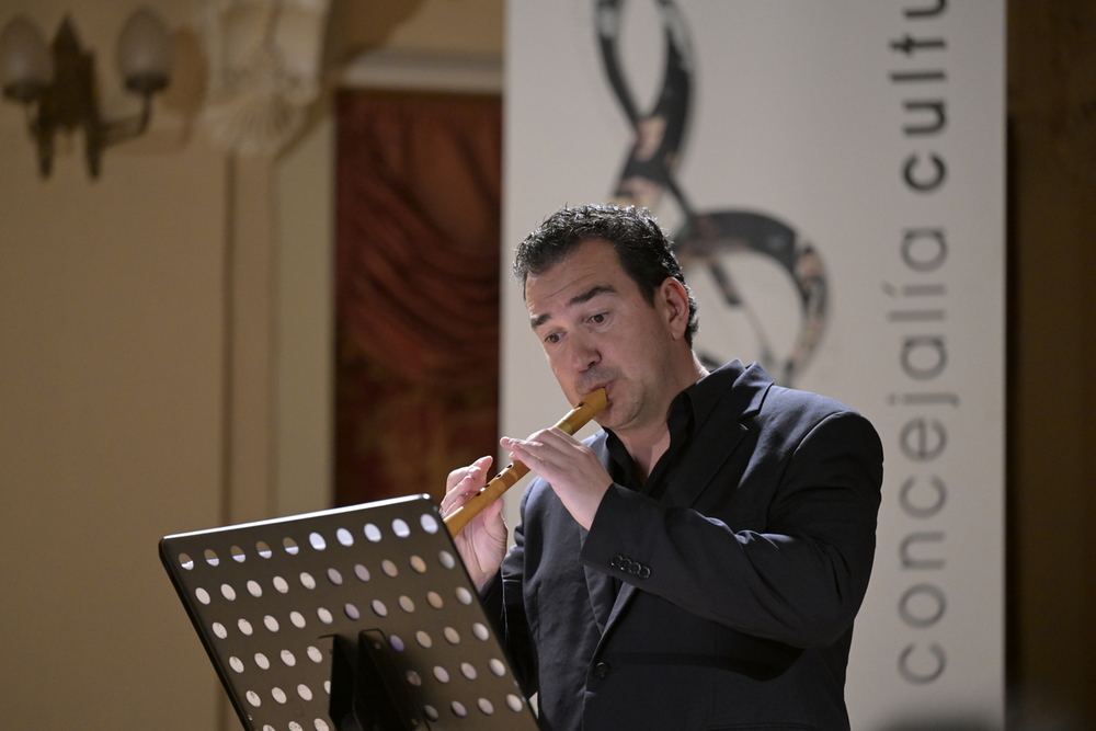 Ángel Cervera, con una de las flautas de pico.