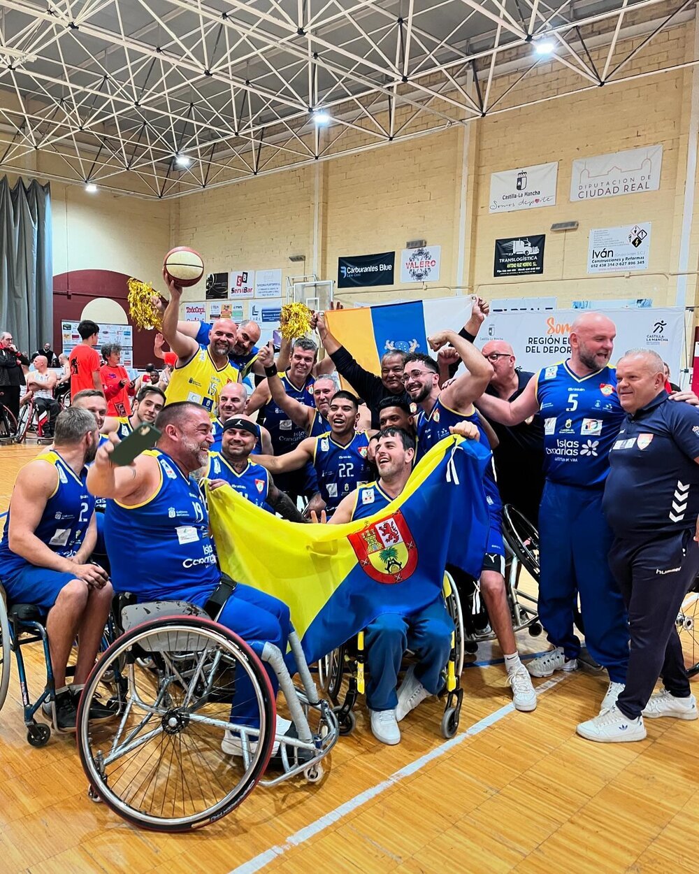 Los jugadores el Sureste Gran Canaria festejan su victoria en la final.