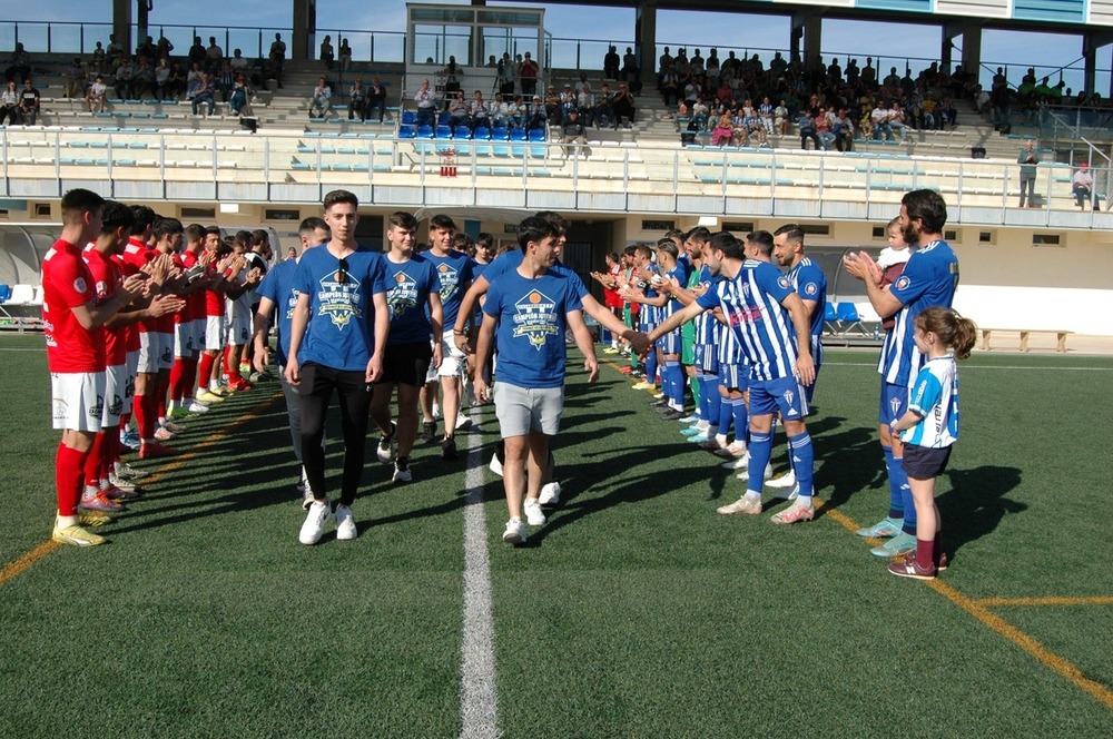 En los prolegómenos del encuentro se homenajeó al equipo juvenil del Villarrubia.