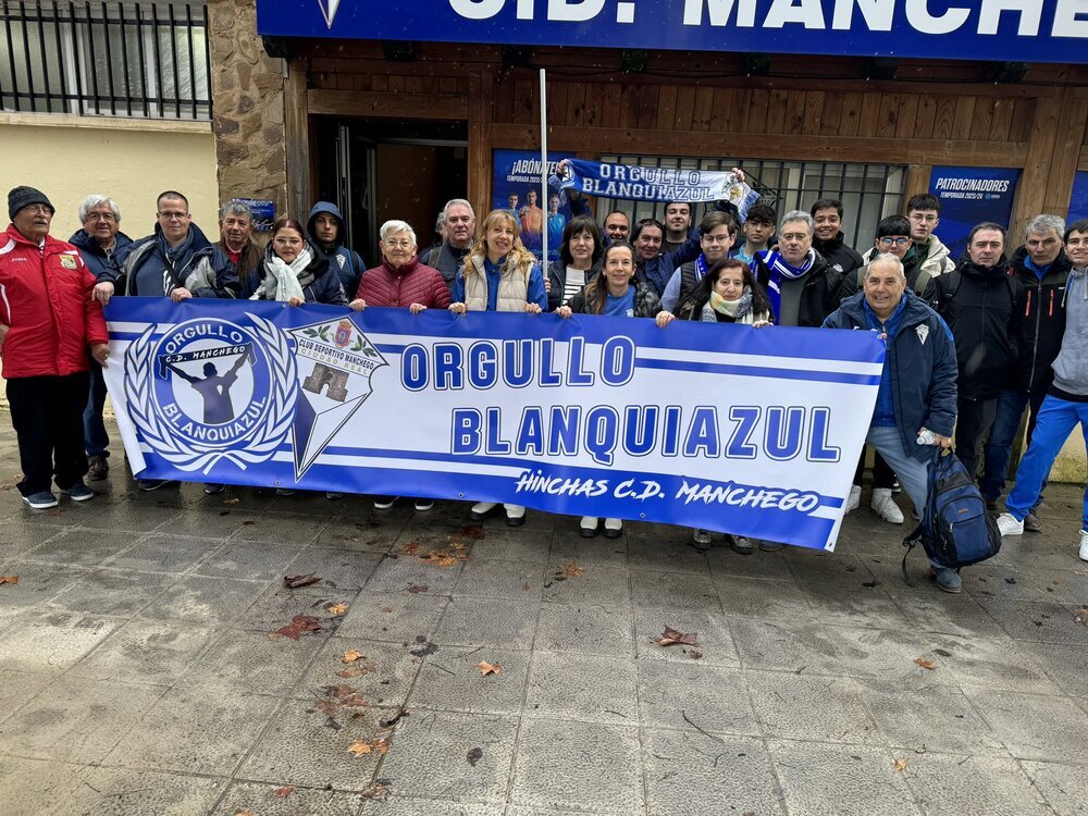 Aficionados del CD Manchego, antes de partir a Vélez.