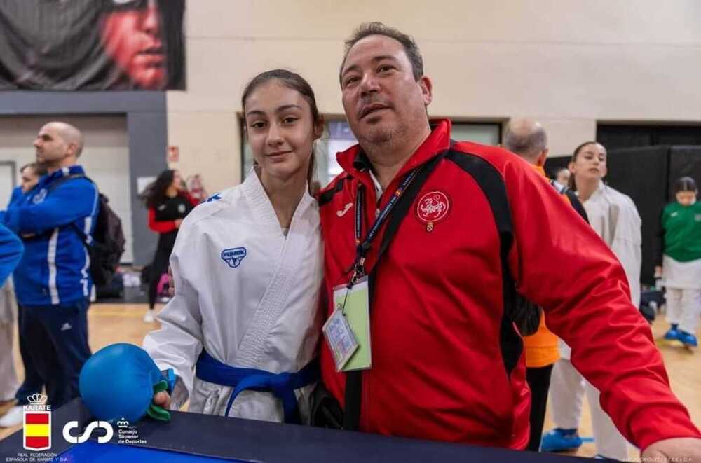 Marta Sobrino, con su preparador.