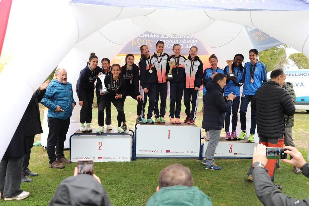 El equipo femenino de la UCL (a la izquierda), en el podio.