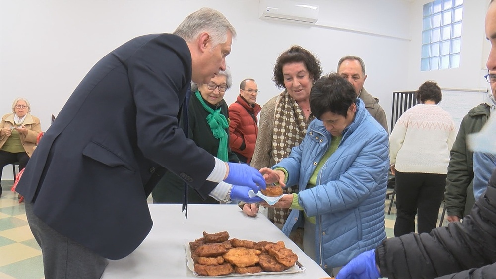 Las frutas en sartén endulzan una convivencia de los mayores