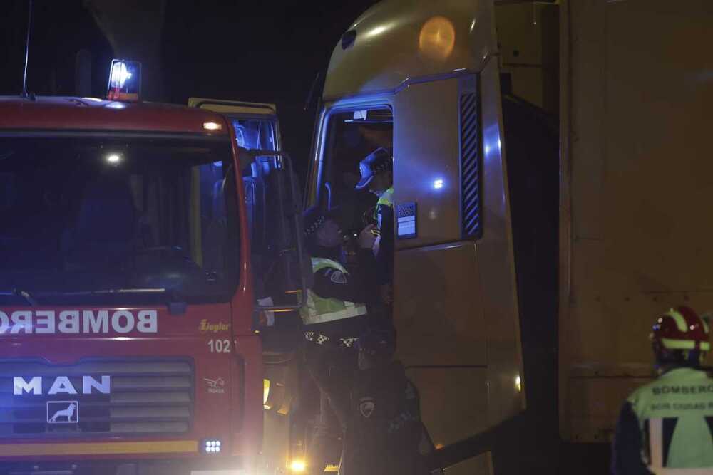 Agentes de la Policía Local y bomberos, tras el atropello del pasado jueves en Ciudad Real.
