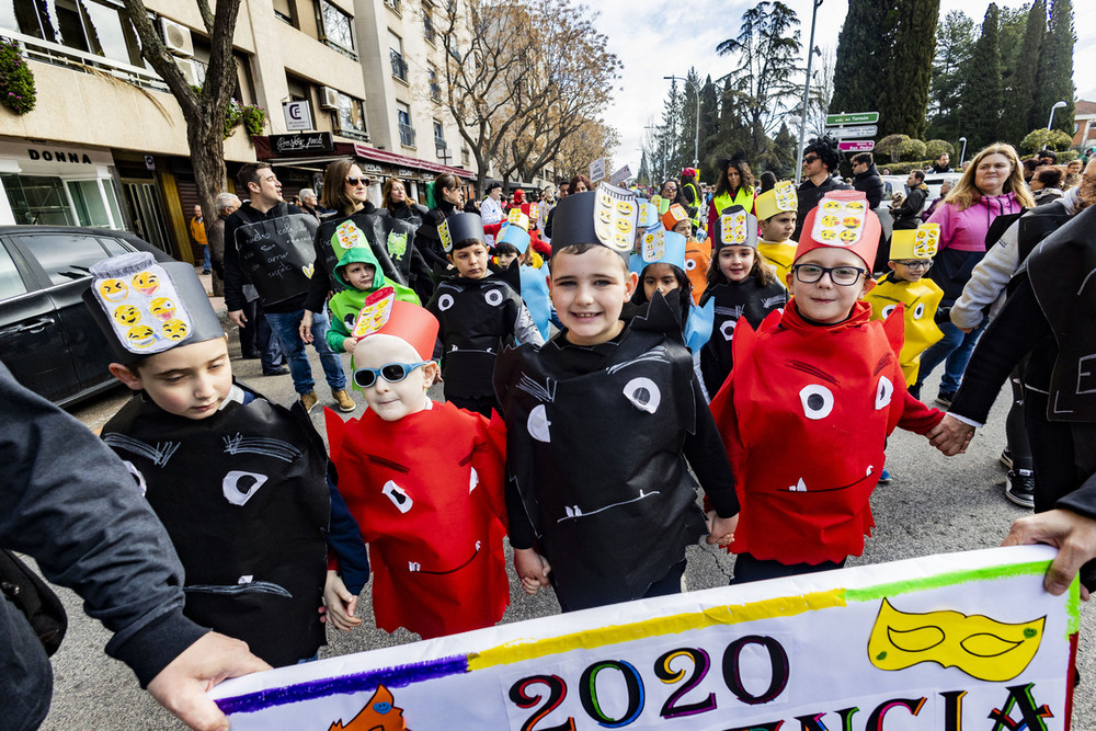 Casi 3.000 escolares participan en el primer desfile escolar