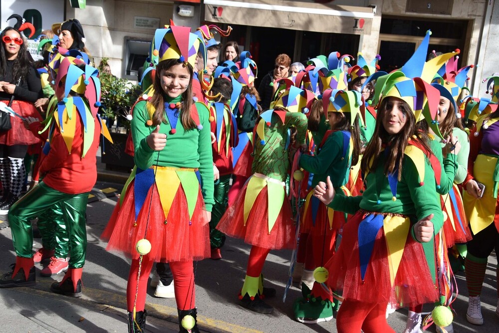 Centenares de niños llenan de color Miguelturra con su desfile