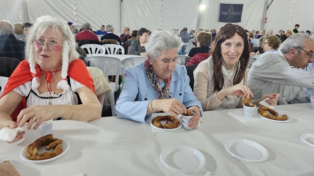 Las personas mayores celebran el carnaval con chocolatada 