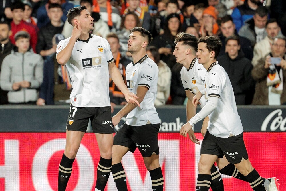 El delantero ucraniano del Valencia, Roman Yaremchuk (i), celebra el primer gol del partido