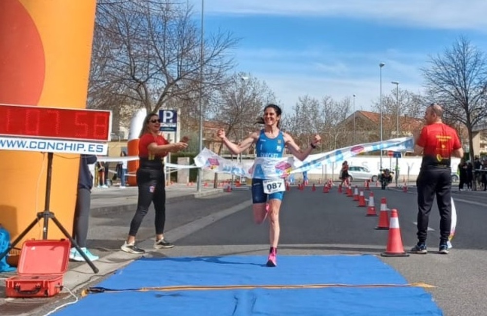 María José Sánchez cruza la meta en primer lugar.