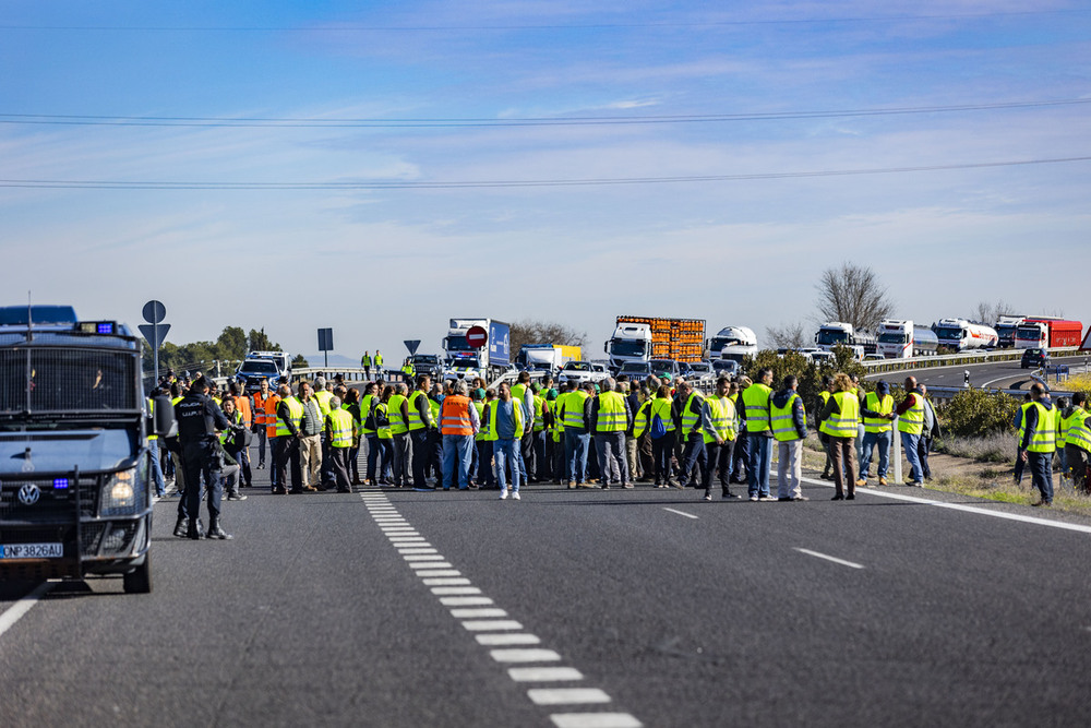 El campo corta autovías a la voz de “basta ya”