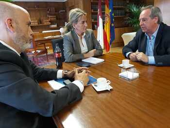 Tolón ofrece a Cecam ser la conexión con el Gobierno de España
