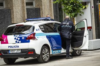 Vecinos protegen a una mujer víctima de una agresión de género