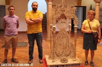 Domingo Torres dona una escultura de la Virgen de Peñarroya