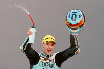 Artigas cierra el Mundial de Moto3 y encabeza el podio