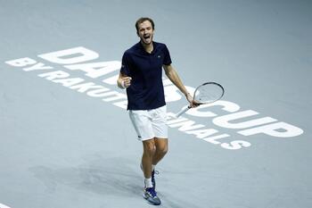 Medvedev da a Rusia su tercera Copa Davis