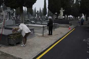 Mejoran la accesibilidad de siete patios en el cementerio