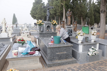 El cementerio se prepara para el Día de Todos los Santos