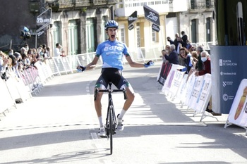 Fernando Tercero gana la etapa y se pone líder en Galicia