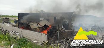 Controlado el incendio de una nave en Villarrubia