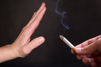 La AECC libera 15 nuevos espacios del humo del tabaco