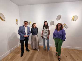 Sierra visita en Madrid la exposición de Mercedes Lara