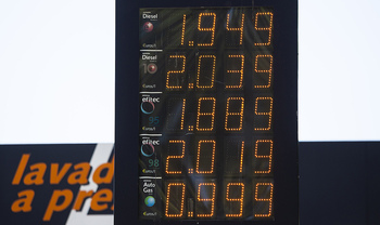 Más demanda y más cara: la gasolina va de récord en récord