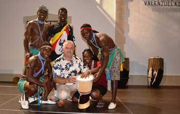 Ugandan sticks y los tambores de Ruanda actúa en Valenzuela