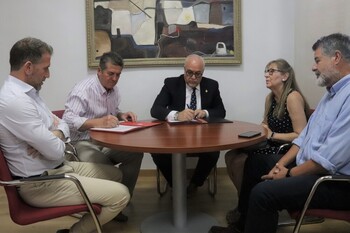 Ayuntamiento de Manzanares apoya Asociación Contra el Cáncer