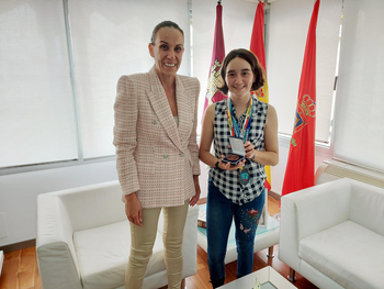 Eva María Masías recibe a la joven pescadora Yaiza Rodrigo