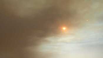 El humo del incendio de Almadén cubre el cielo de Ciudad Real