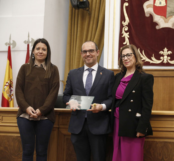 CERMI premia a las Cortes por ser «referente» en accesibilidad
