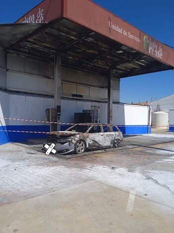 Incendio de un vehículo en una gasolinera de Brazatortas