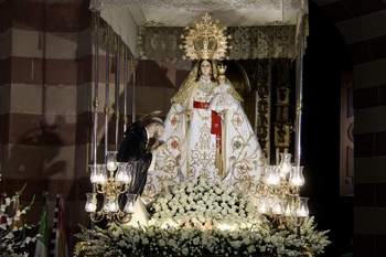 La procesión de la Virgen pone el broche final a la feria