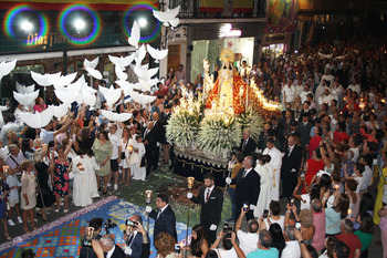 Miles de devotos acompañan a la Virgen en su procesión