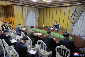 Corea del Norte confirma seis muertes y 18.000 positivos